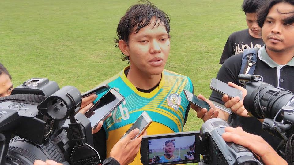 Adam Alis saat diwawancarai wartawan. Copyright: &copy; Ian Setiawan/INDOSPORT